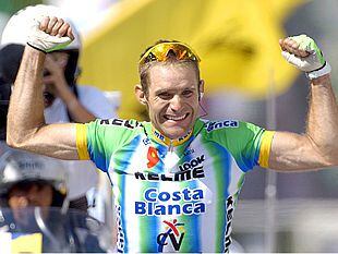 Santiago Botero muestra su satisfacción al llegar como vencedor a la meta de Les Deux Alpes.