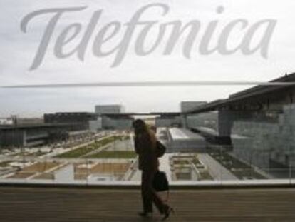 Una persona camina en uno de los edificios de la sede de Telef&oacute;nica, conocida como el Distrito C. EFE/Archivo