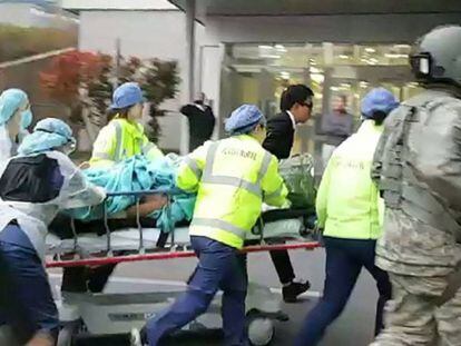 El soldado desertor norcoreano llega a un hospital de Corea del Sur.