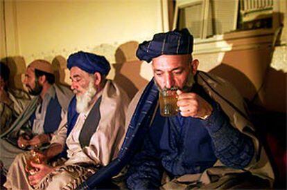 Hamid Karzai (a la derecha), junto a jefes tribales de las provincias del sur, en una reunión celebrada en la casa que ocupó el mulá Omar en Kandahar.
