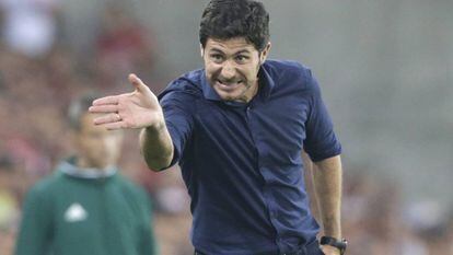El entrenador del Olympiacos, Víctor Sánchez, gesticula durante el duelo ante el Hapoel israelí.