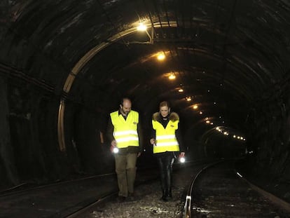 Cristina Cifuentes visitando el túnel de la línea 1 en febrero.