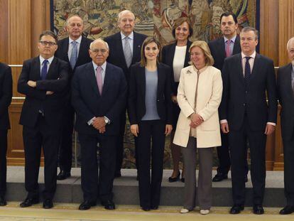 La Reina con representantes del proyecto comunicación publicitaria y educación.