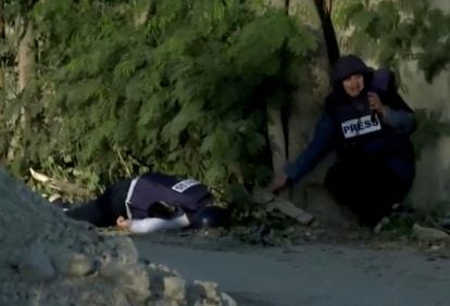 El cadáver de la periodista Shireen Abu Akleh, tras ser disparada en Yenín (Cisjordania), este miércoles, en una captura de vídeo. 