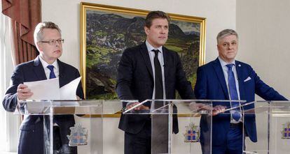 El gobernador del Banco Central de Islandia, Mar Gudmundsson; el primer ministro Bjarni Benediktsson, y el responsable de Finanzas, el pasado fin de semana en Reikjavik, Iceland, March 12, 2017. REUTERS/Geirix