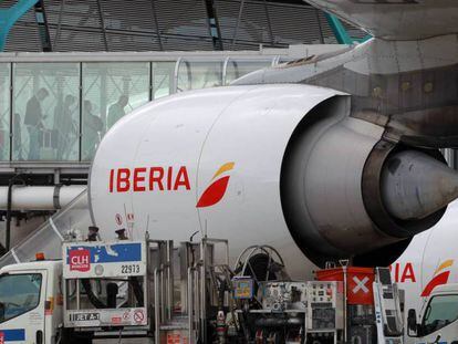 Labores de mantenimiento de un avión de Iberia. 