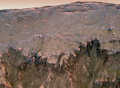 Posibles rastros de agua líquida en Marte fotografiadas por la sonda 'MRO'.