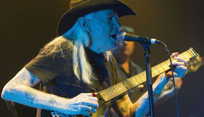 Johnny Winter, durante una actuación reciente.