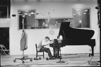 Glenn Gould, durante una grabación de música de Bach.