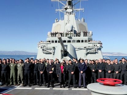 La ministra de Defensa, Margarita Robles, en el centro de la imagen, con la tripulación de la fragata 'Méndez Núñez', frente a las costas de Málaga, a su regreso de patrullar el Mediterráneo oriental con la OTAN.