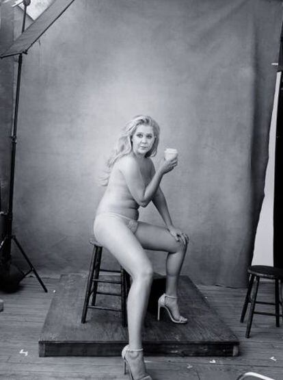 Amy Schumer pone rostro al mes de diciembre del Calendario Pirelli 2016, fotografiado por la reconocida Annie Leibovitz.