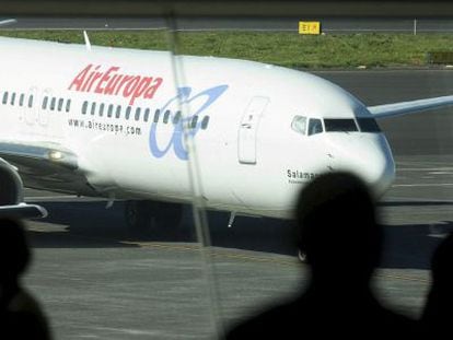 Un avi&oacute;n de Air Europa rueda por la plataforma tras haber aterrizado en el aeropuerto. 