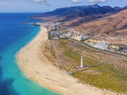 Vista playera del faro de Morro Jable, en la isla de Fuerteventura.