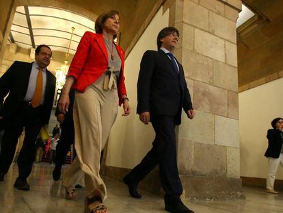 El president de la Generalitat, Carles Puigdemont, y la presidenta del Parlament, Carme Forcadell, llegan a la reunión del Pacto Nacional por el Referéndum.