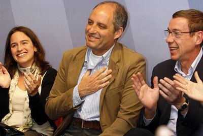 Francisco Camps, ayer, entre Belén Hoyo, de NN GG del PP, y Antonio Clemente, secretario general del PP valenciano.