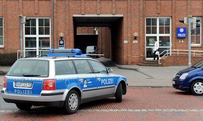 Un coche de polic&iacute;a ante la comisar&iacute;a de Aurich.