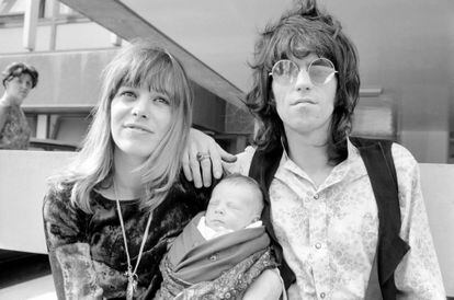 Anita Pallenberg y Keith Richards el 18 de agosto de 1969 saliendo de un hospital de Londres tras el nacimiento de su hijo Marlon.