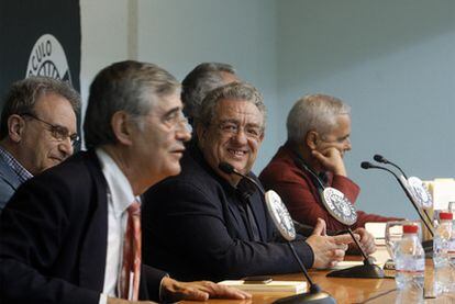 El periodista (en el centro), durante la presentación del <i>Elogio del panfleto y reivindicación de la demagogia</i> en el Círculo de Bellas Artes de Madrid.
