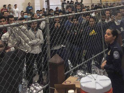 Centro de detención en McAllen, Texas, el pasado viernes, cuando lo visitó Mike Pence. En vídeo, protestas ante las redadas masivas contra inmigrantes.