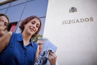 Juana Rivas, el día que apareció después de un mes desaparecida junto con sus hijos en agosto de 2018, a la salida del juzgado de Granada.