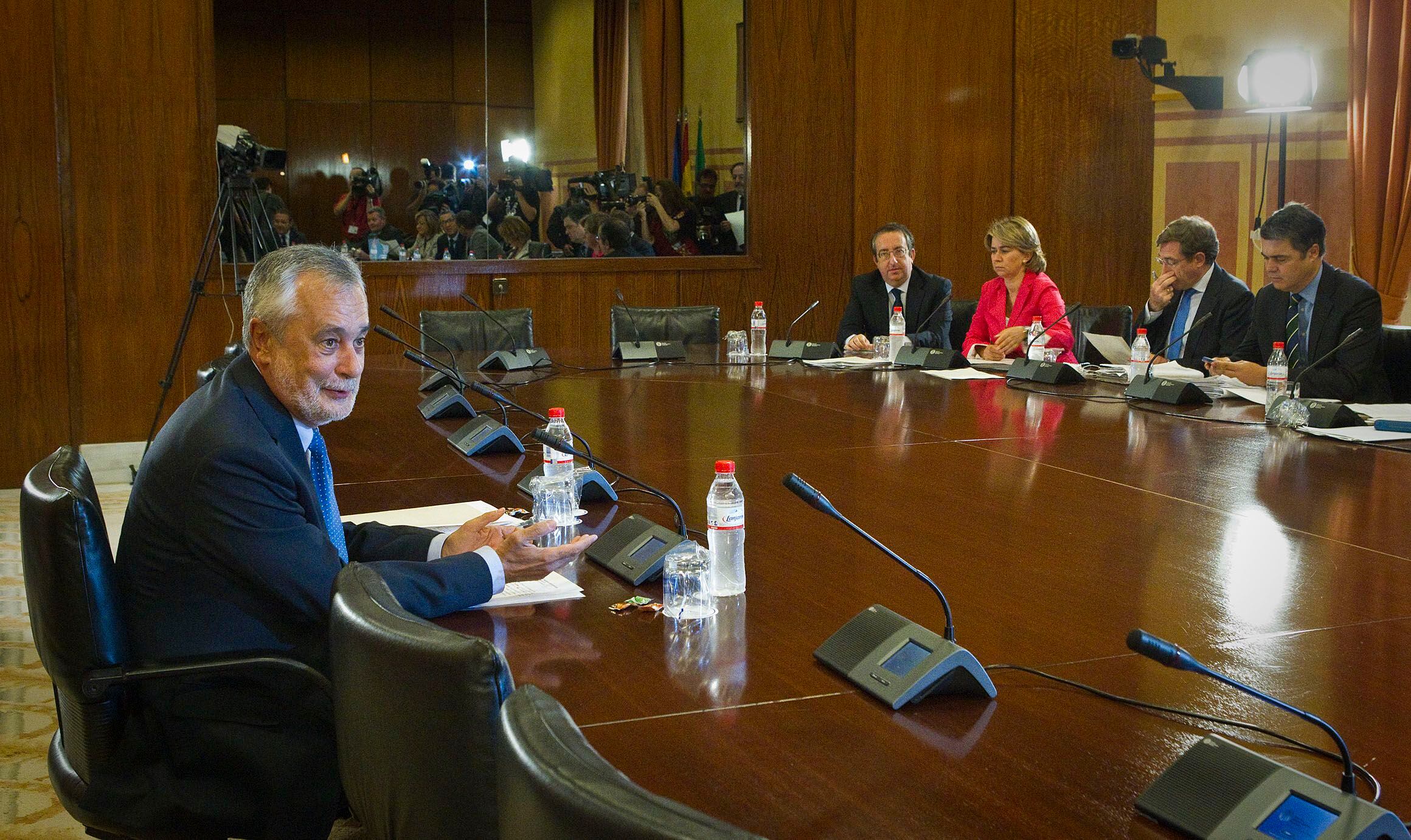 El entonces presidente de la Junta de Andalucía, José Antonio Griñán, comparecía ante la comisión del Parlamento andaluz que investigaba el caso de los ERE fraudulentos, en setiembre de 2012.