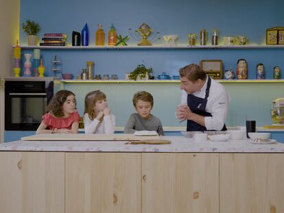 El chef Jordi Roca junto a varios niños durante un capítulo de 'Aprendemos juntos Kids'.