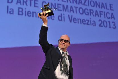 El director italiano Gianfranco Rosi recibe el Le&oacute;n de oro a la Mejor pel&iacute;cula por el documental &#039;Sacro Gra&#039;.