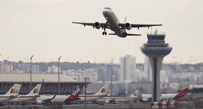 Un avión despega en el aeropuerto de Barajas.