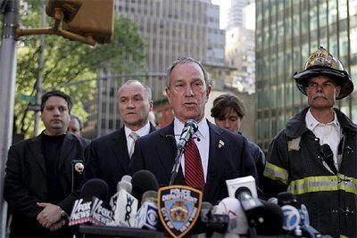 El alcalde de Nueva York, Michael Bloomberg, durante una conferencia de prensa frente al consulado británico.