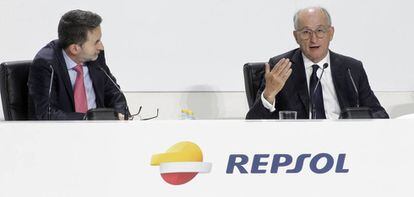 Josu Jon Imaz, consejero delegado de Repsol y Antpnio Brufau, presidente, en la junta de 2018.