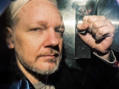 Julian Assange, fundador de Wikileaks, en el interior de una furgoneta a la salida de un tribunal en Londres, en mayo de 2019.