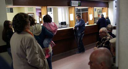 Varias personas esperan en un hospital en Lisboa, hoy. 