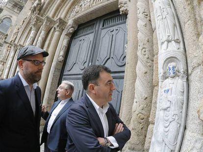 De izquierda a derecha, el alcalde de Santiago de Compostela, Martiño Noriega; el director de la Fundación Catedral, Daniel Lorenzo, y el 'conselleiro' de Cultura, Román Rodríguez, ante la pintada en la fachada de Platerías, el pasado lunes.