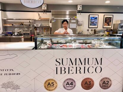 Mostrador de Summun Ibérico en Taipéi con indicación de las cuatro categorías de calidad que la empresa china atribuye a los jamones ibéricos.