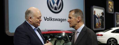 El presidente de Ford, Jim Hackett, izquierda, haba con Herbert Diess, consejero delegado de Volkswagen.