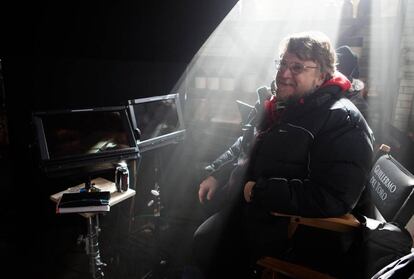 Guillermo del Toro, en el rodaje de 'La cumbre escarlata'.