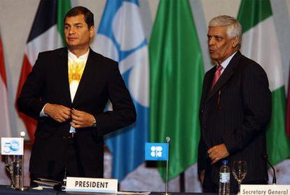 El presidente de Ecuador, Rafael Correa, (a la izquierda) y el secretario general de la OPEP, Abdalla Salem El-Badri, antes de comenzar la reunión de los países productores de petróleo.