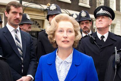 Meryl Streep, como Margaret Thatcher en el primer día que llegó al 10 de Downing Street, en un fotograma de <i>La dama de hierro.</i>