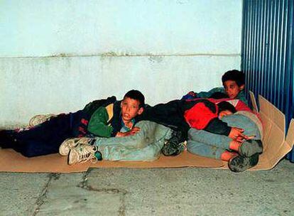 Niños marroquíes acostados sobre unos cartones en el puerto de Ceuta en marzo de 1999.