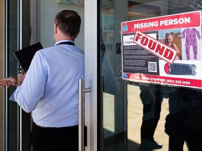 Un cartel de búsqueda de Cleo Smith, con una pegatina que dice: "Encontrada", en la comisaría de policía de Carnarvon (Australia), este jueves.