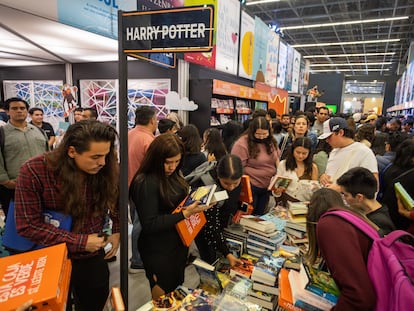 Asistentes a la venta nocturna de la Feria Internacional del Libro, el 2 de diciembre.