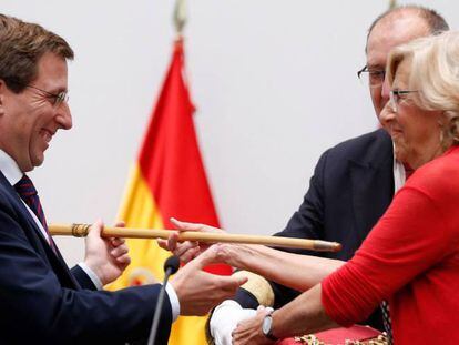 Manuela Carmena entrega el bastón de mando al nuevo alcalde de Madrid, José Luis Martínez Almeida.