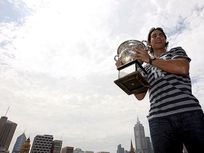 Rafa Nadal levanta el trofeo del Abierto de Australia ayer en Melbourne.