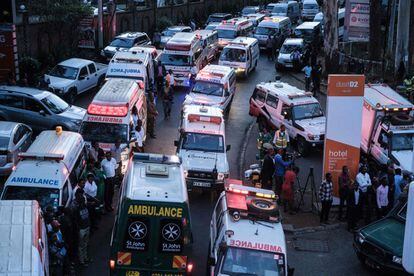 Una multitud de ambulancias espera en una carretera en caso de ser necesarias para el traslado de heridos.