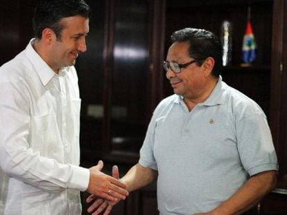 El ministro venezolano del Interior, Tareck el Aissami (i), con Guillermo Cholele (d), en Caracas (Venezuela), tras su rescate.