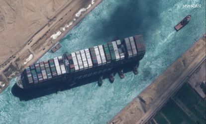 Imagen satélite de los trabajos de los remolcadores en el canal de Suez, este lunes.