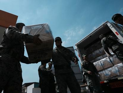 Soldados descargan paquetes electorales en un centro de votación en Quito, Ecuador, el 19 de agosto de 2023.