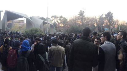 Estudiantes protestan frente a la Universidad de Teher&aacute;n.