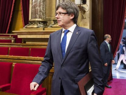 Carles Puigdemont llega al Parlamento catalán.