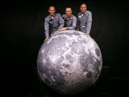 La tripulación del Apolo 11 posa en 1969 con una maqueta de la Luna. 